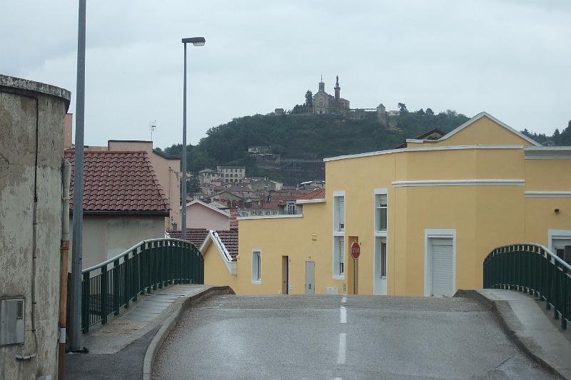 2011-05- (446).JPG - Bevor wir die Rhônebrücke erreichen, müssen wir noch durch die Ortschaft St-Romain-en-Gal. Im Hintergrund "la chapelle Notre-Dame de Pipet", oberhalb von Vienne